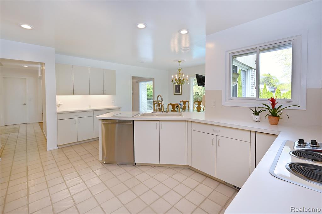 6020 Orchard Ridge Court, West Bloomfield, MI — Photo 10