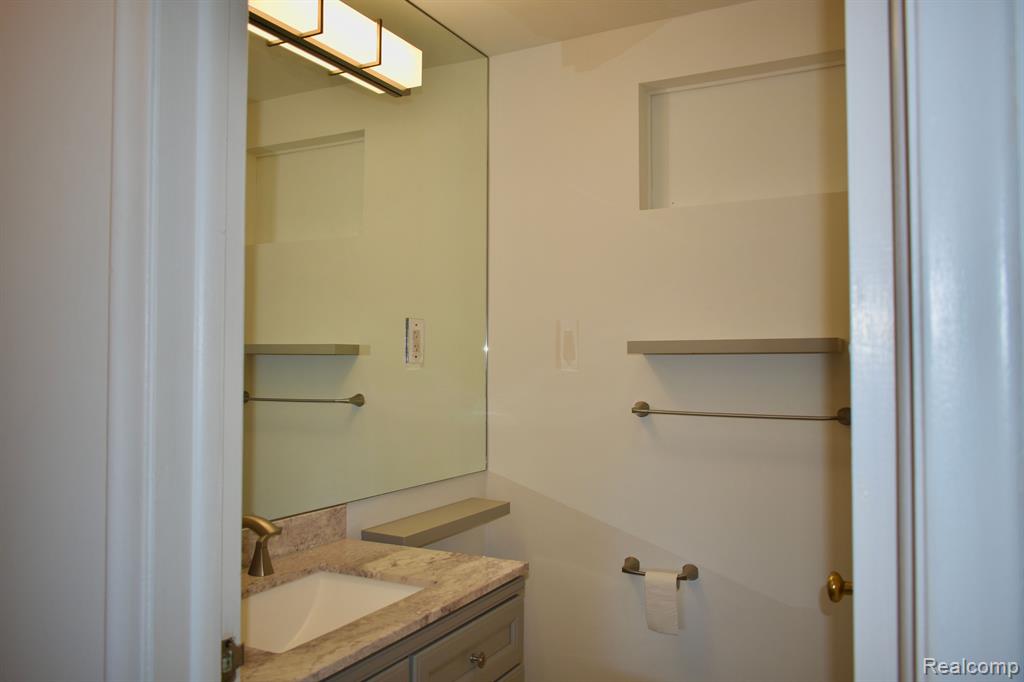 460 N EVANSDALE Drive, Bloomfield Hills, MI 48304 — Photo 18