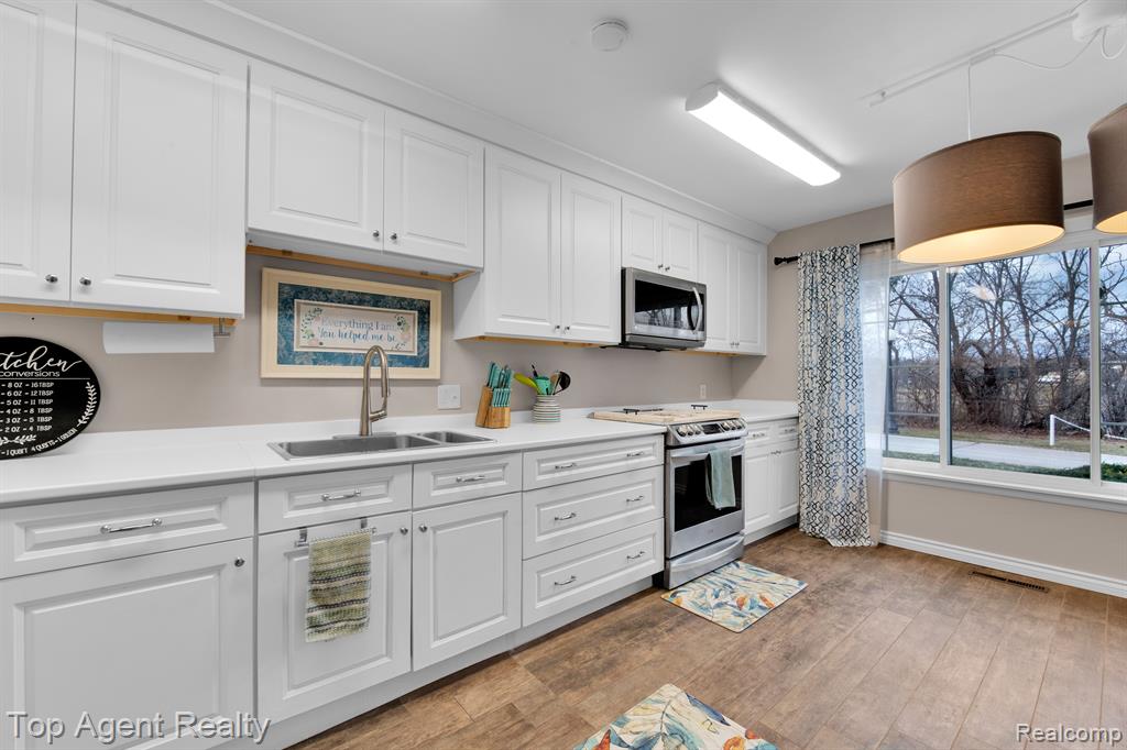 32718 GRAND RIVER Avenue, D7, Farmington, MI 48336 — Photo 8