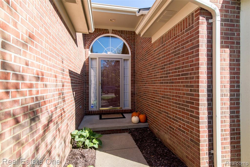 568 Woodhaven Drive, Walled Lake, MI 48390 — Photo 4