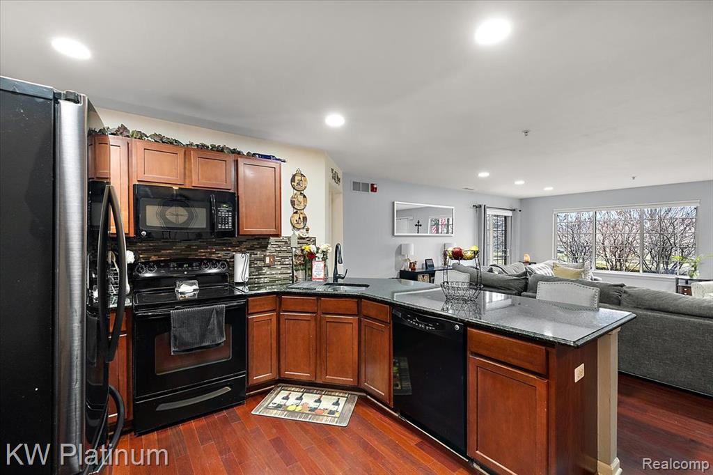 45519 Hidden View Court, Utica, MI 48315 — Photo 11