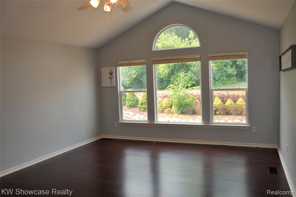 5444 BUELL Drive, Commerce Twp, MI 48382 — Photo 17
