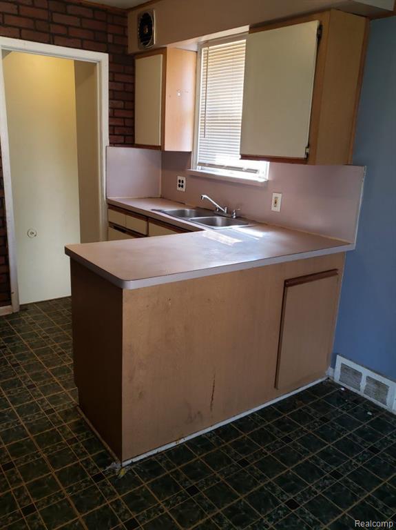 8880 MINOCK Street, Detroit, MI 48228 — Photo 6