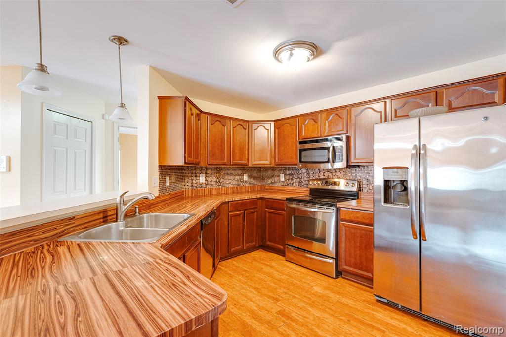 31204 Alexa Drive, Commerce Twp, MI 48390 — Photo 11