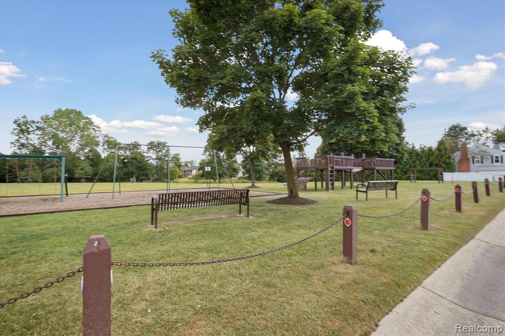 5015 Langlewood Drive, West Bloomfield, MI — Photo 38