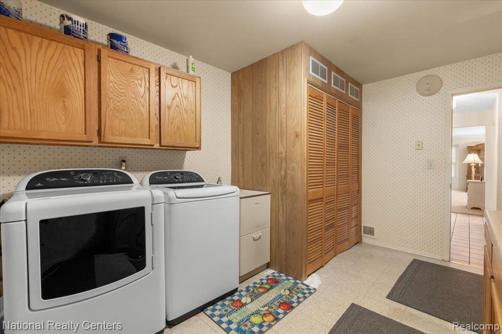 37224 BRENTWOOD Circle, Farmington Hills, MI 48331 — Photo 25