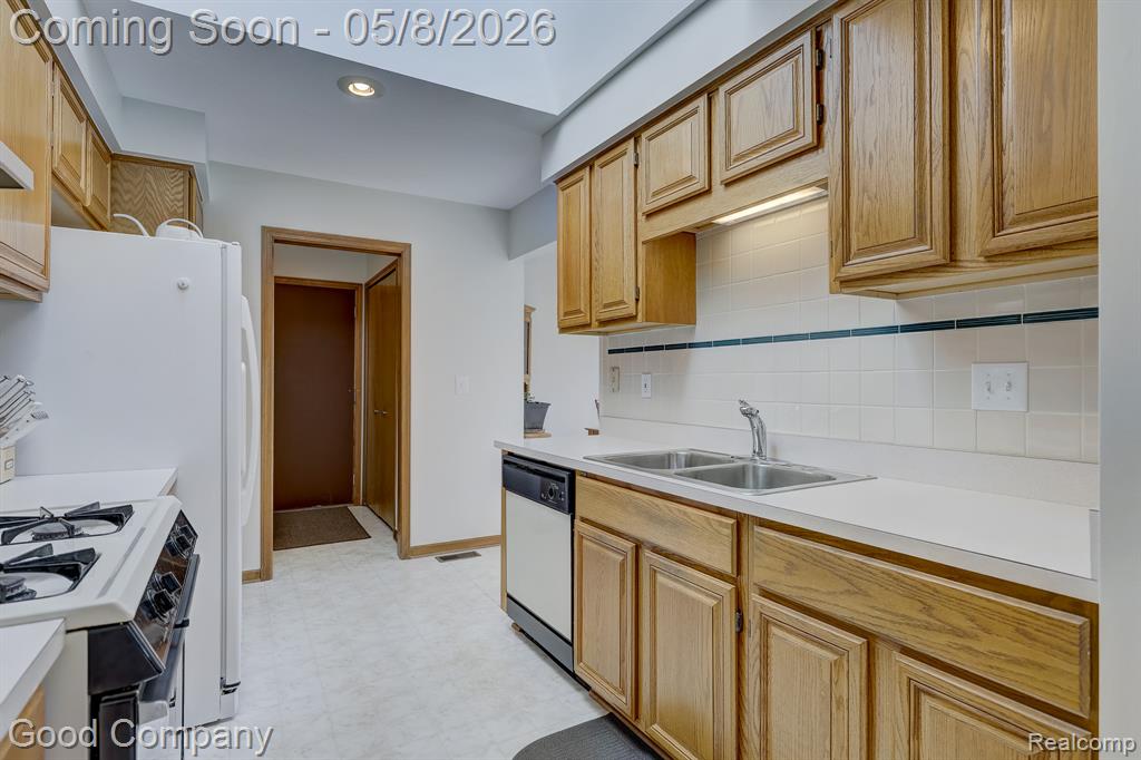 48390 Seawind Court, Utica, MI 48315 — Photo 13