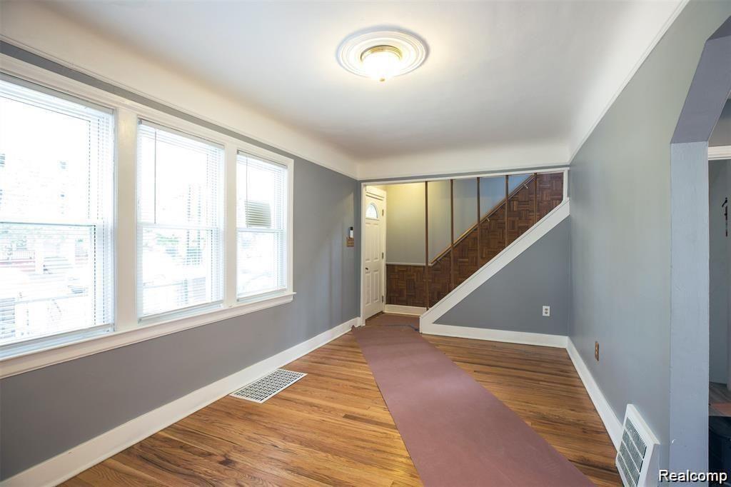6753 HEYDEN Street, Dearborn Heights, MI 48127 — Photo 11