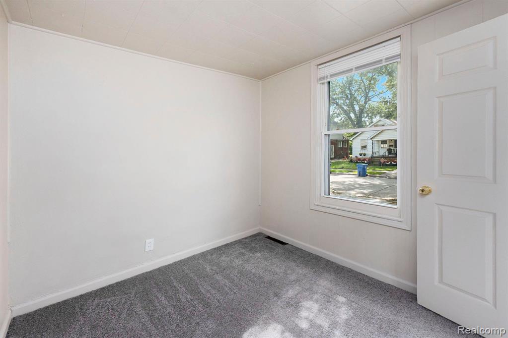 8425 CHALMERS Avenue, Warren, MI 48089 — Photo 11
