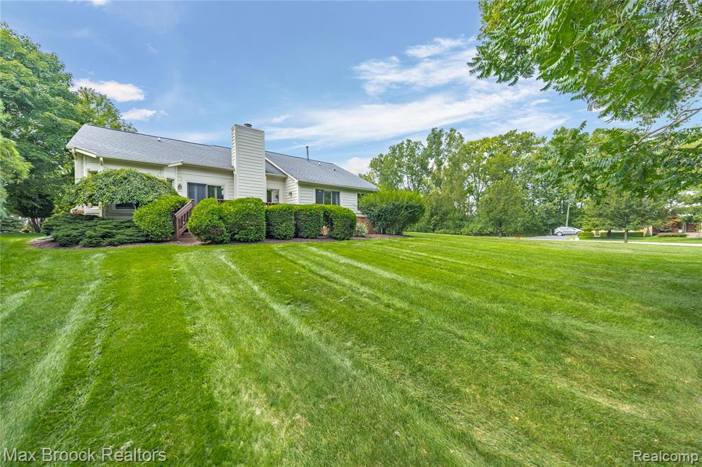 5015 Lake Vista Drive, West Bloomfield, MI 48323 — Photo 46