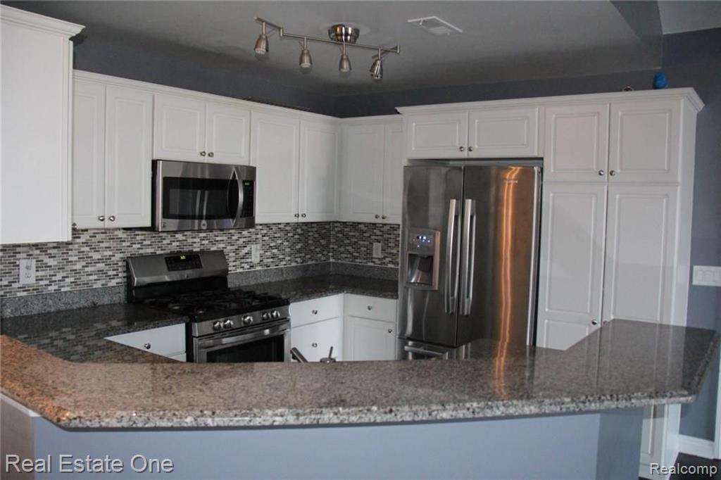 45435 N STONEWOOD Road, Canton, MI 48187 — Photo 4