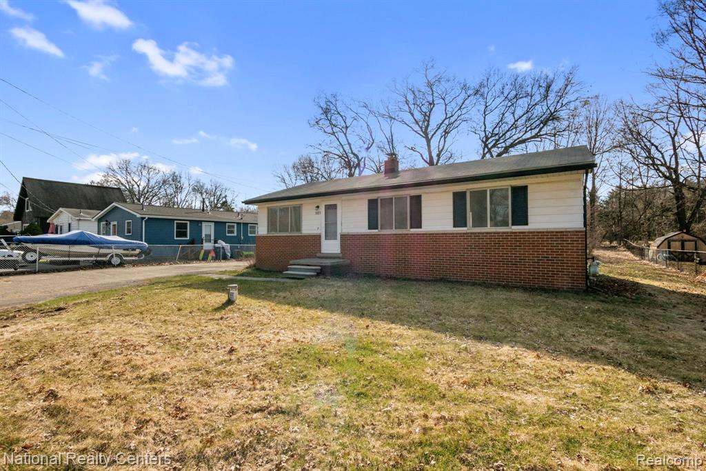5691 Lake Grove Drive, White Lake, MI 48383 — Photo 2