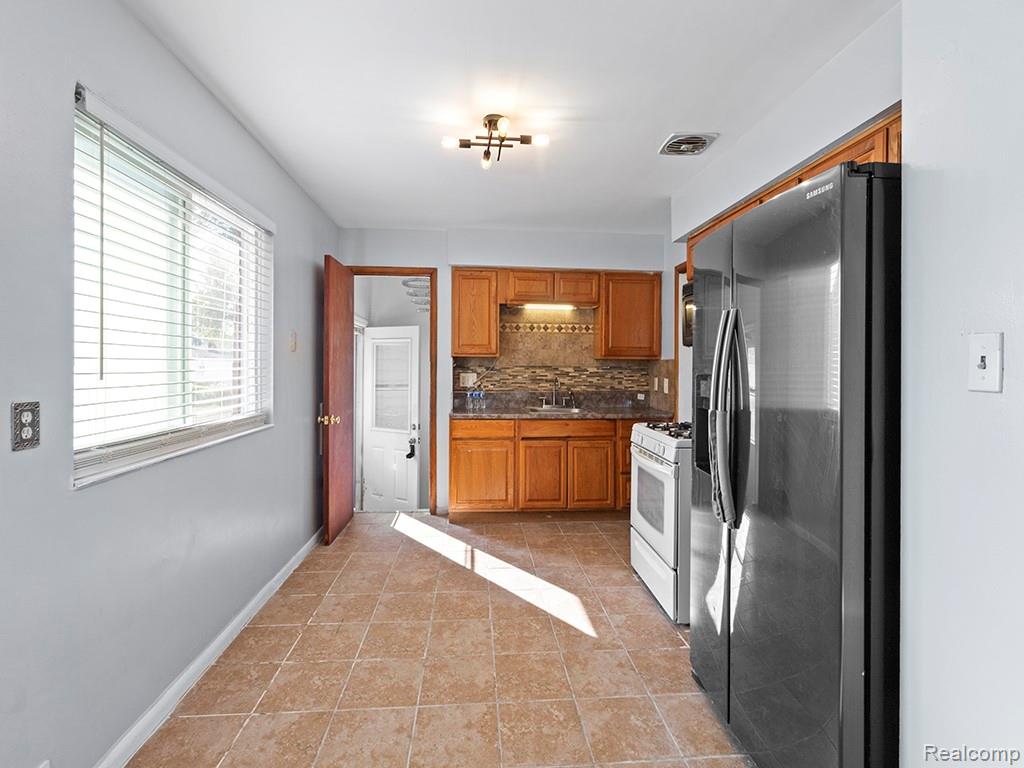 6435 Centralia Street, Dearborn Heights, MI 48127 — Photo 6