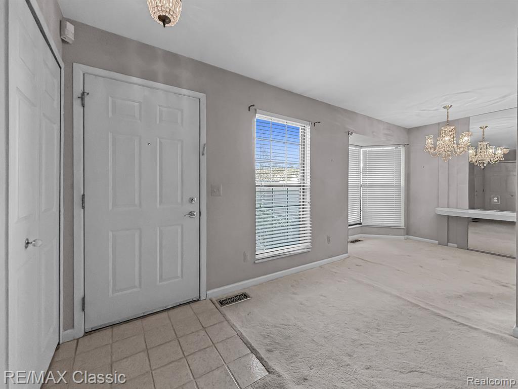 38861 Country Circle, Farmington Hills, MI 48331 — Photo 11