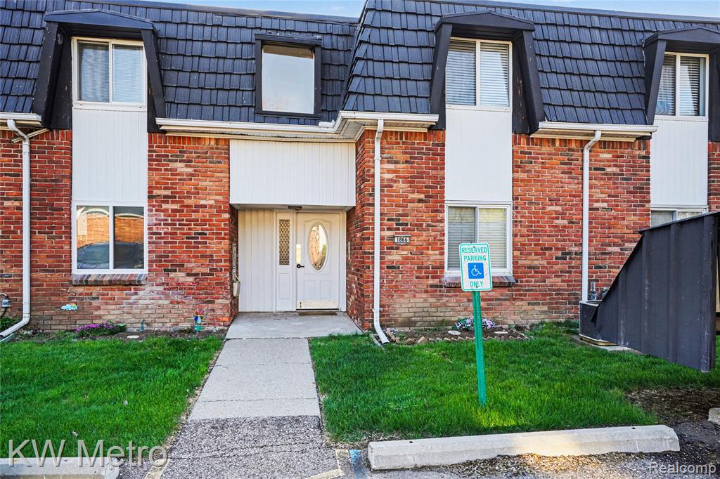 1866 Colonial Village Way, 1, Waterford, MI 48328 — front exterior