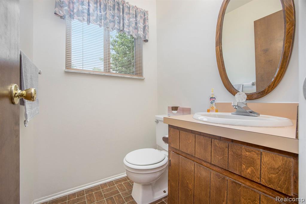 6160 BARKER Drive, Waterford, MI 48329 — Photo 14