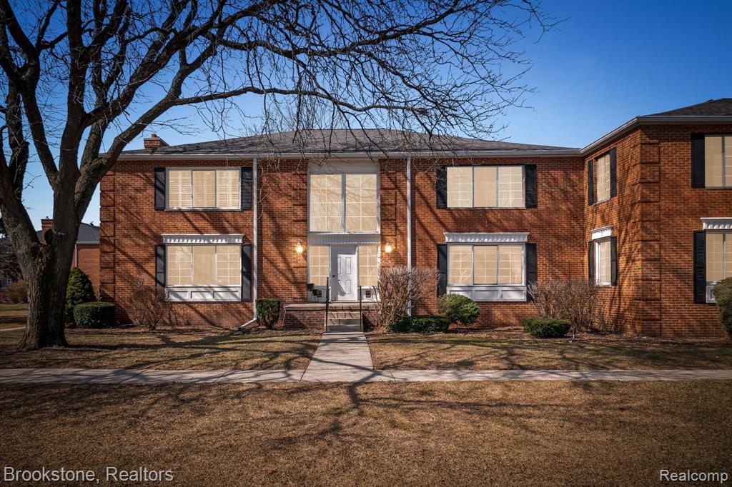 658 E FOX HILLS Drive, Bloomfield Hills, MI 48304 — Photo 35