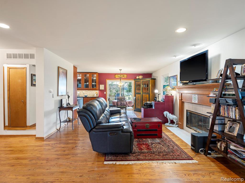 62 S WASHINGTON Street, Lake Orion, MI 48362 — Photo 4