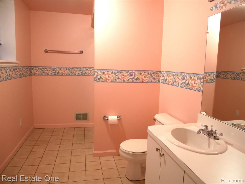 7383 SIMSBURY Drive, West Bloomfield, MI — Photo 32
