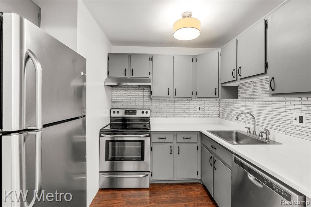 4909 CROOKS Road, E5, Royal Oak, MI 48073 — Photo 9