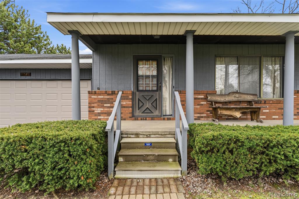 5037 W Court Street, Flint, MI 48532 — Photo 2