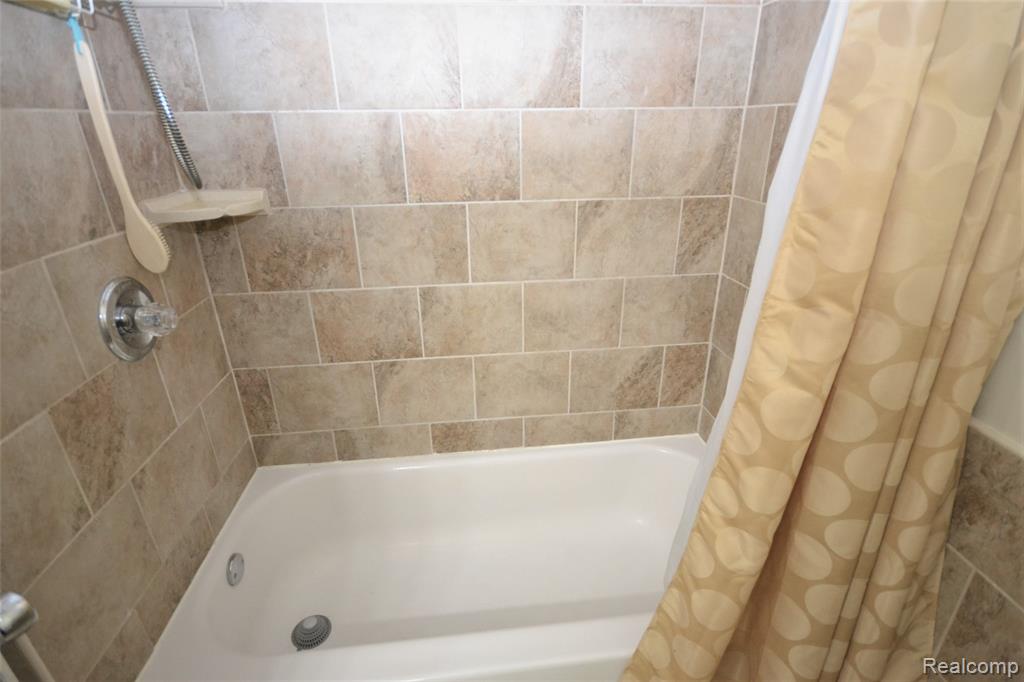 559 Fox Hills Drive N, Bloomfield Hills, MI 48304 — Photo 17
