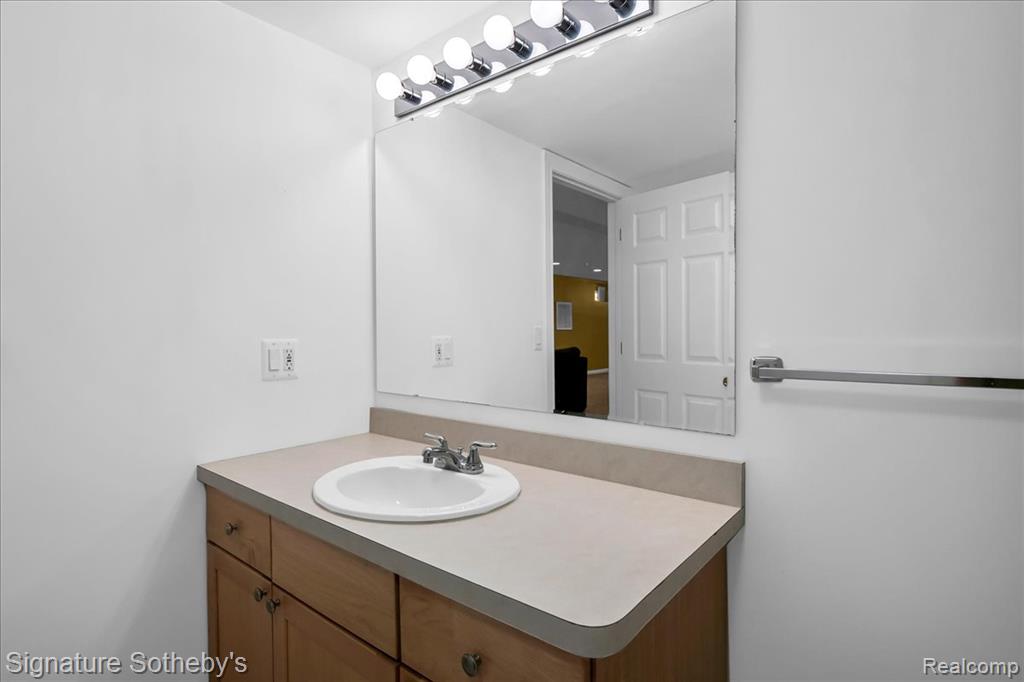 6925 Elm Park Drive, Troy, MI 48098 — Photo 30
