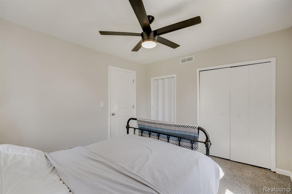 71 W DALLAS Avenue, Madison Heights, MI 48071 — Photo 11