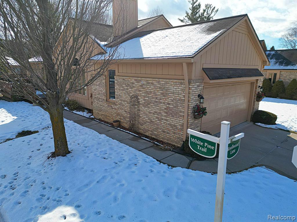 35053 KNOLLWOOD Lane, Farmington Hills, MI 48335 — Photo 3