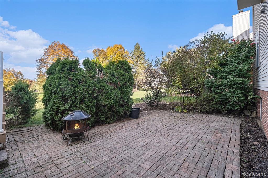 855 DRAKESHIRE Drive, Walled Lake, MI 48390 — Photo 32