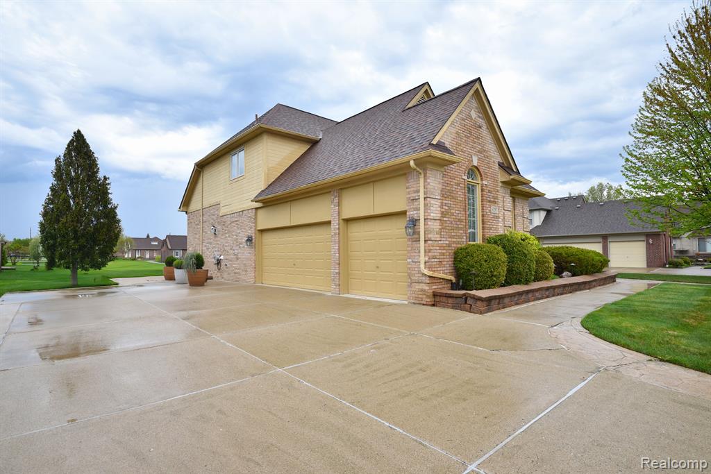 4297 SPRINGBROOK Drive, Sterling Heights, MI 48314 — Photo 45