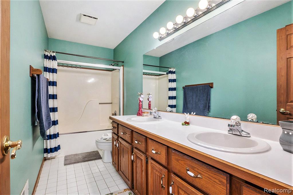 6084 Chatham Court, Grand Blanc, MI 48439 — Photo 27