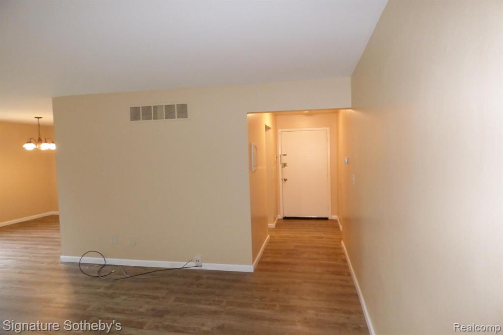 640 E FOX HILLS Drive, Bloomfield Hills, MI 48304 — Photo 18