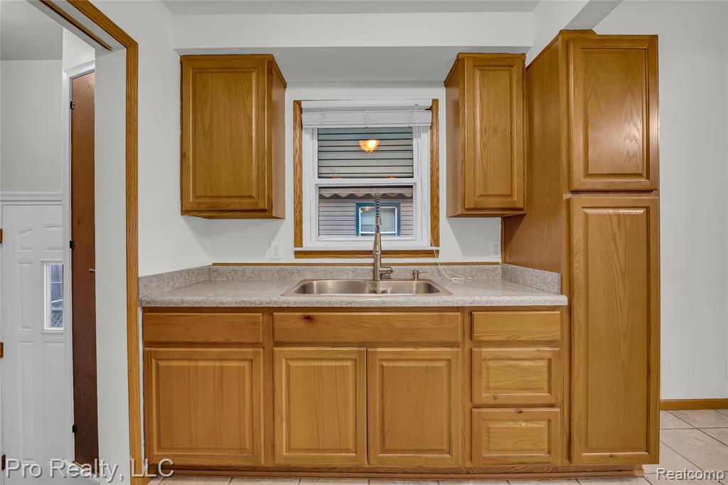 650 CLEOPHUS Parkway, Lincoln Park, MI 48146 — Photo 10