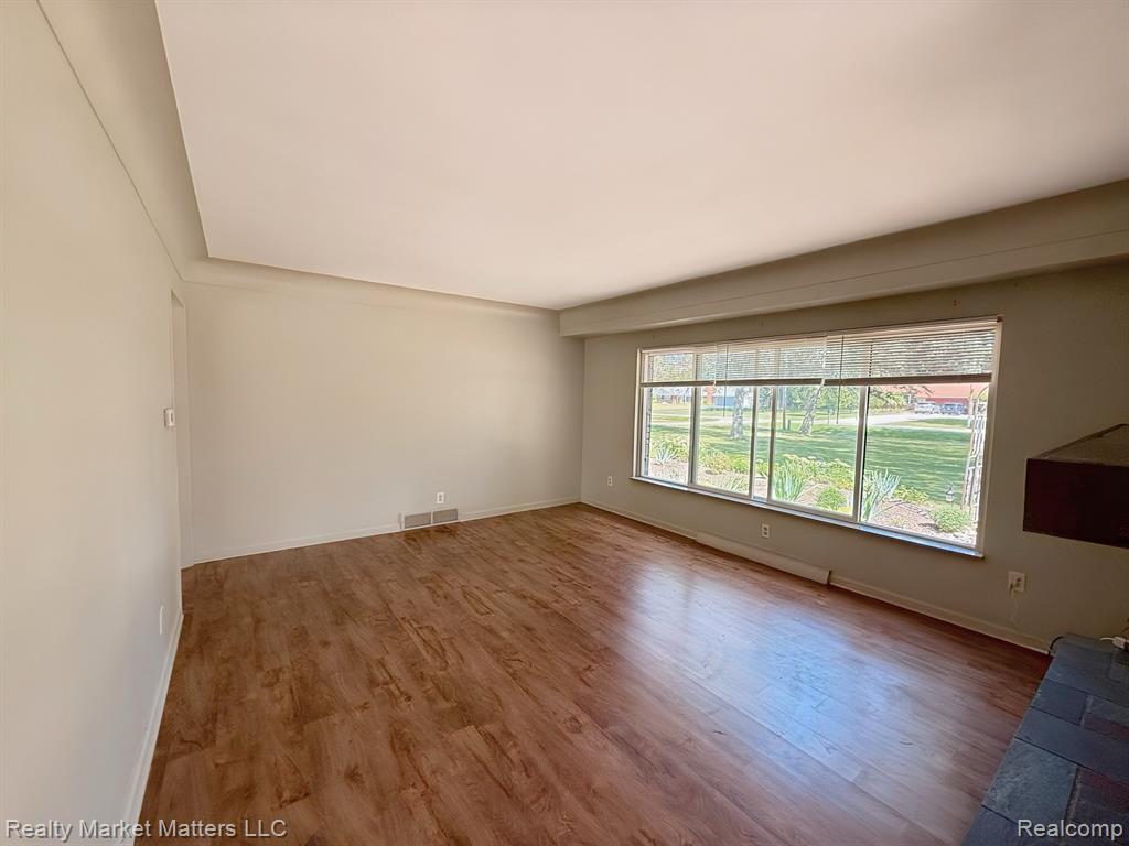 4424 Killarney Park Drive, Burton, MI 48529 — Photo 9