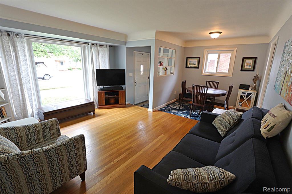 8554 WINSTON Lane, Dearborn Heights, MI 48127 — Photo 13