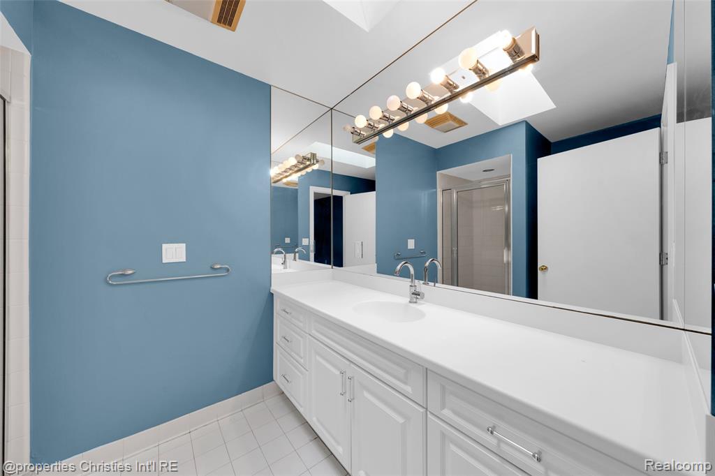 6663 Bloomfield Lane, West Bloomfield, MI — Photo 32
