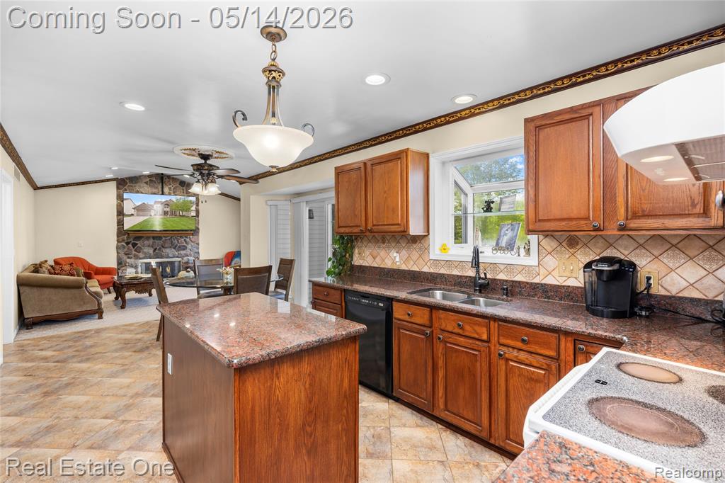 865 Drakeshire Drive, Commerce Twp, MI 48390 — Photo 29