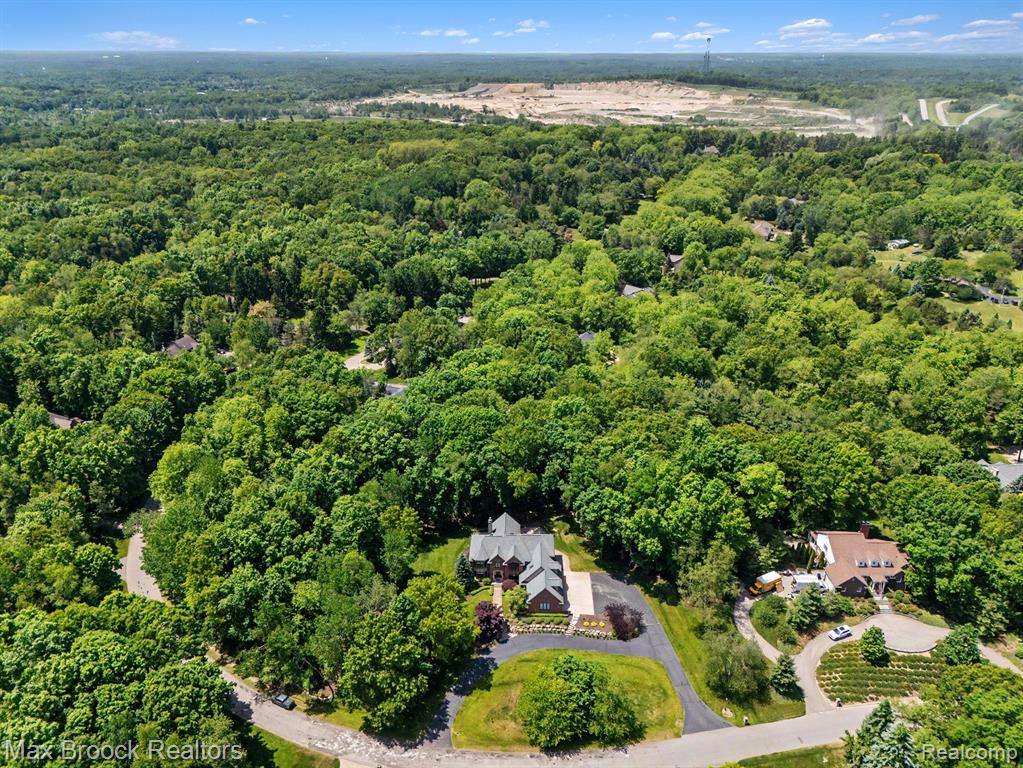 1300 Oak Hollow Drive, Milford, MI 48380 — Photo 57