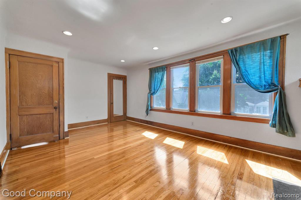 21516 Oxford Avenue, Farmington, MI 48336 — Photo 7