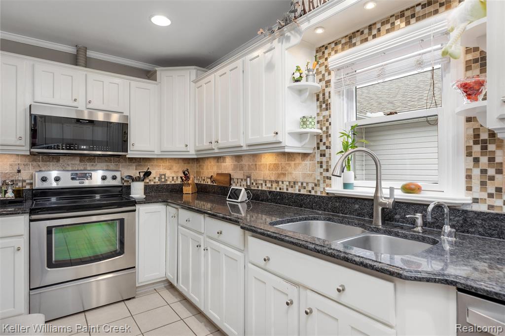 625 Driftwood Avenue, Rochester Hills, MI 48307 — Photo 11