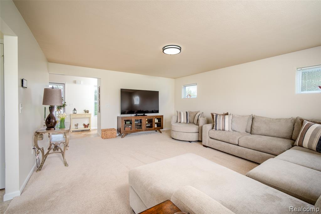 3411 Amber Oaks Drive, Howell, MI 48855 — Photo 4