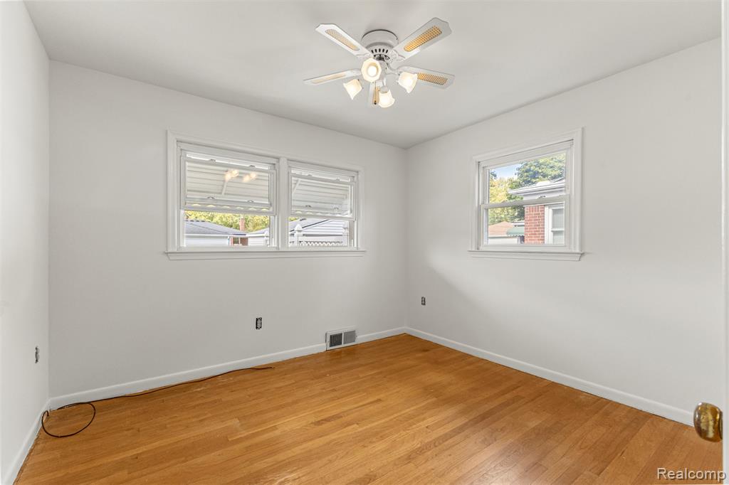8255 Kinmore Street, Dearborn Heights, MI 48127 — Photo 18
