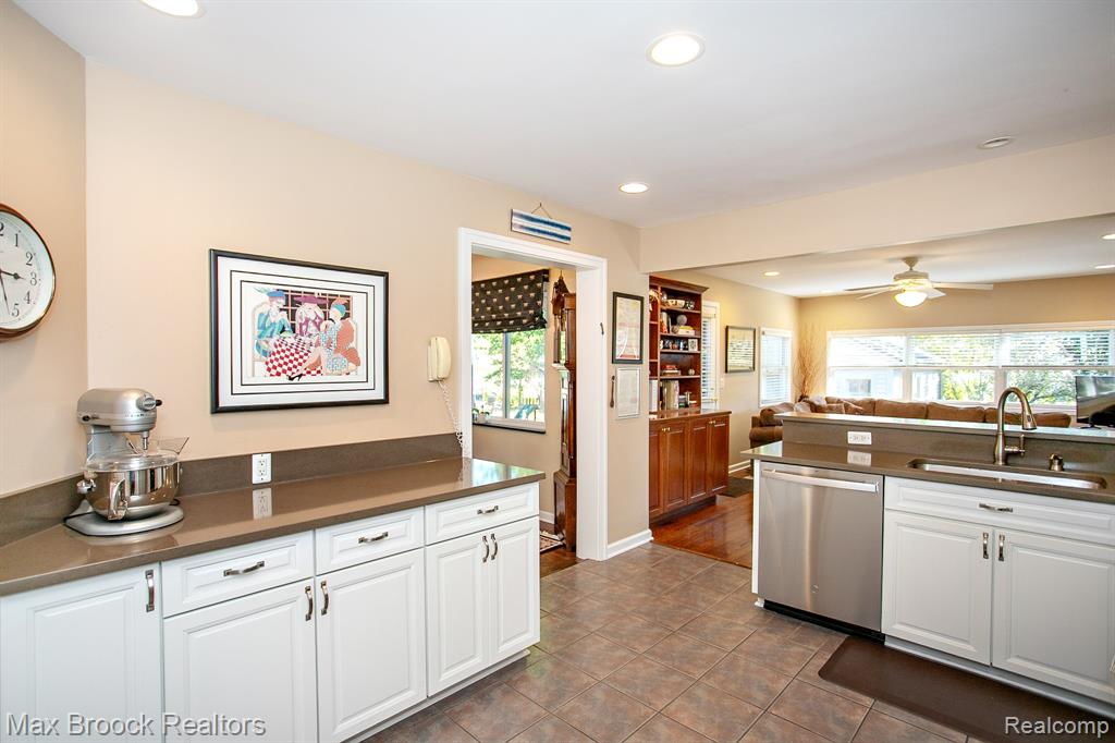 10445 Lincoln Drive, Huntington Woods, MI — Photo 14