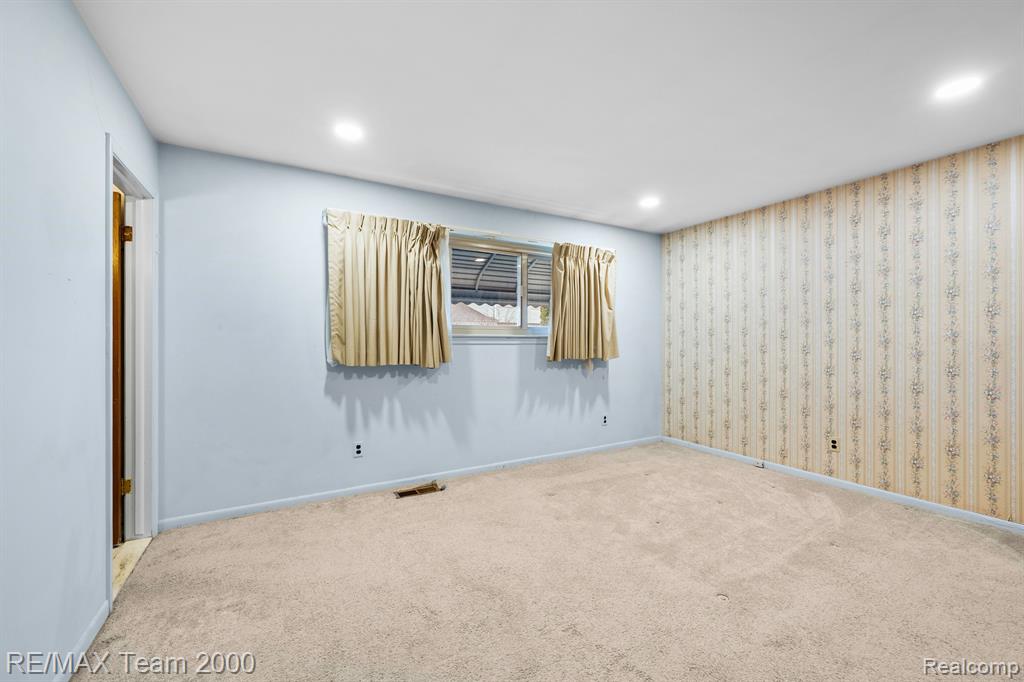 625 CENTRALIA Street, Dearborn Heights, MI 48127 — Photo 13
