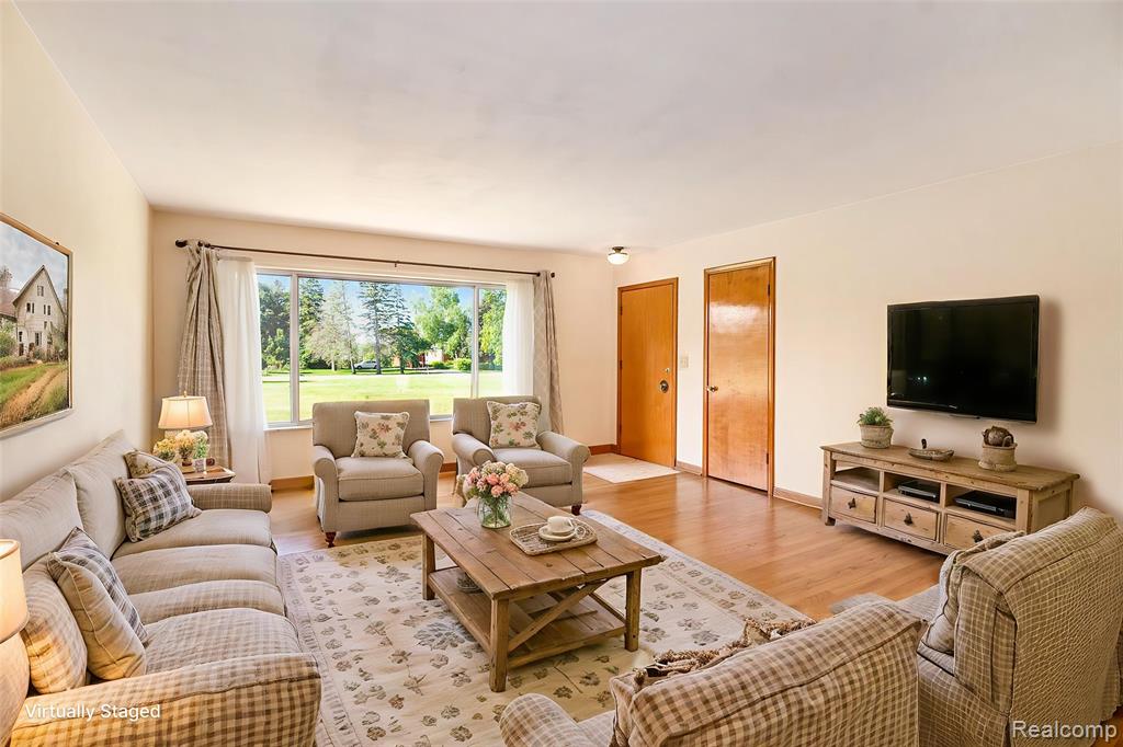 12105 Hegel Road, Goodrich Vlg, MI — Photo 4