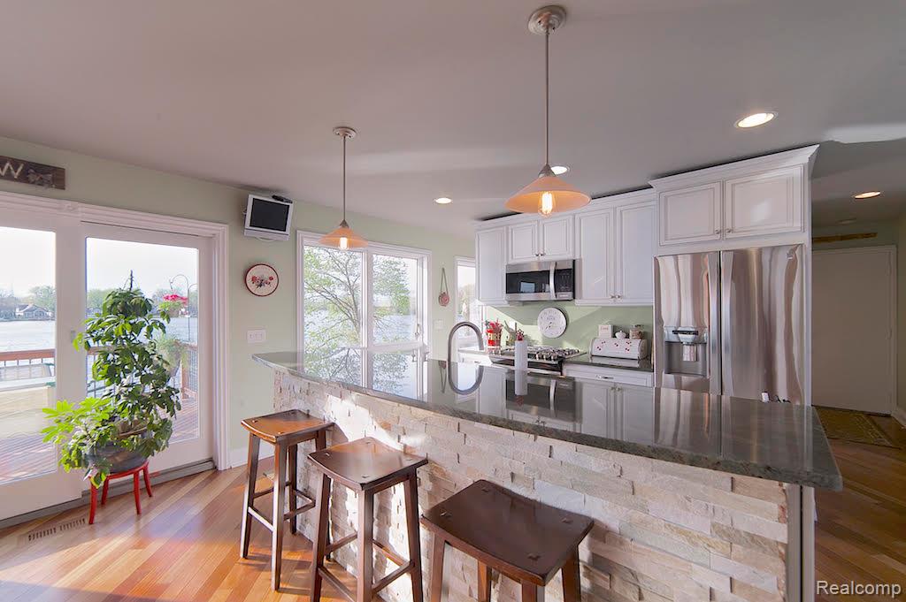 3895 Dorothy -- Main House Lane, Waterford, MI — Photo 2