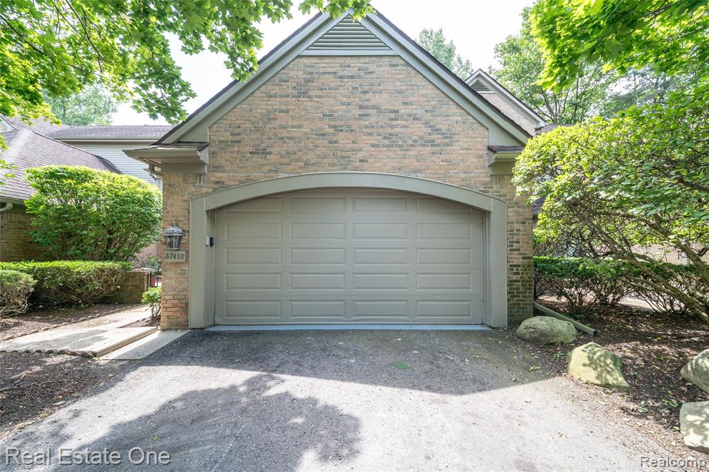 37412 Legends Trail Drive, Farmington, MI 48331
