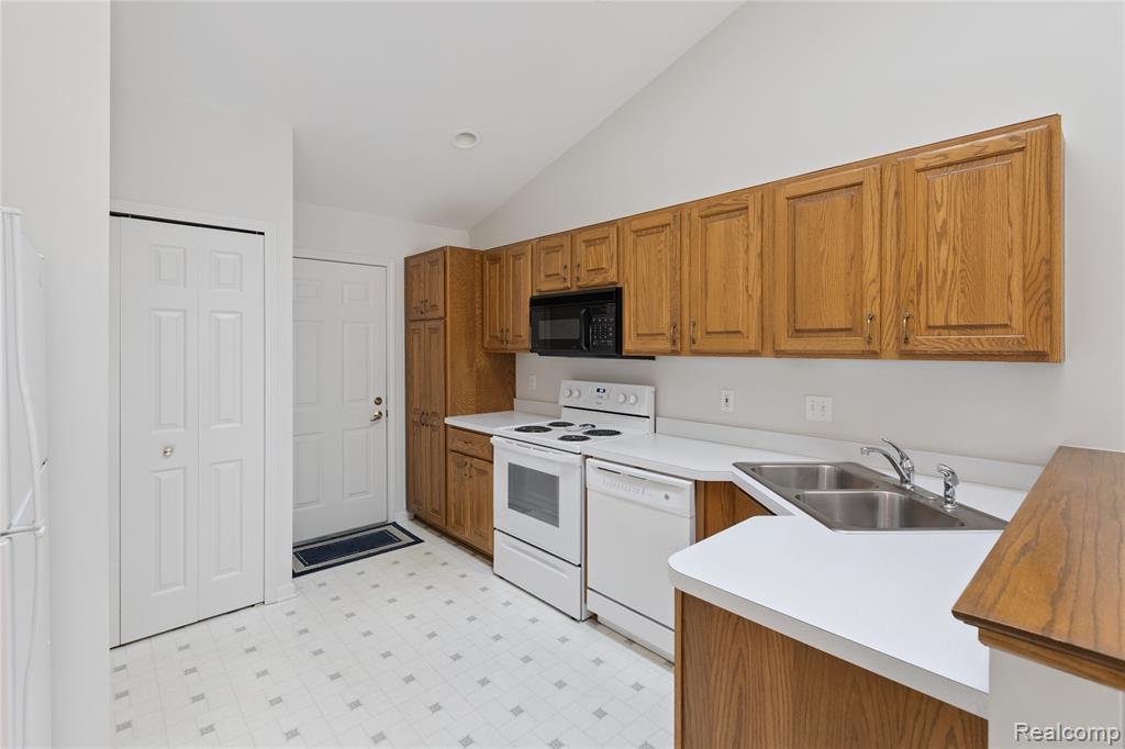 9522 Weeping Cherry Court, Davison, MI 48423 — Photo 7