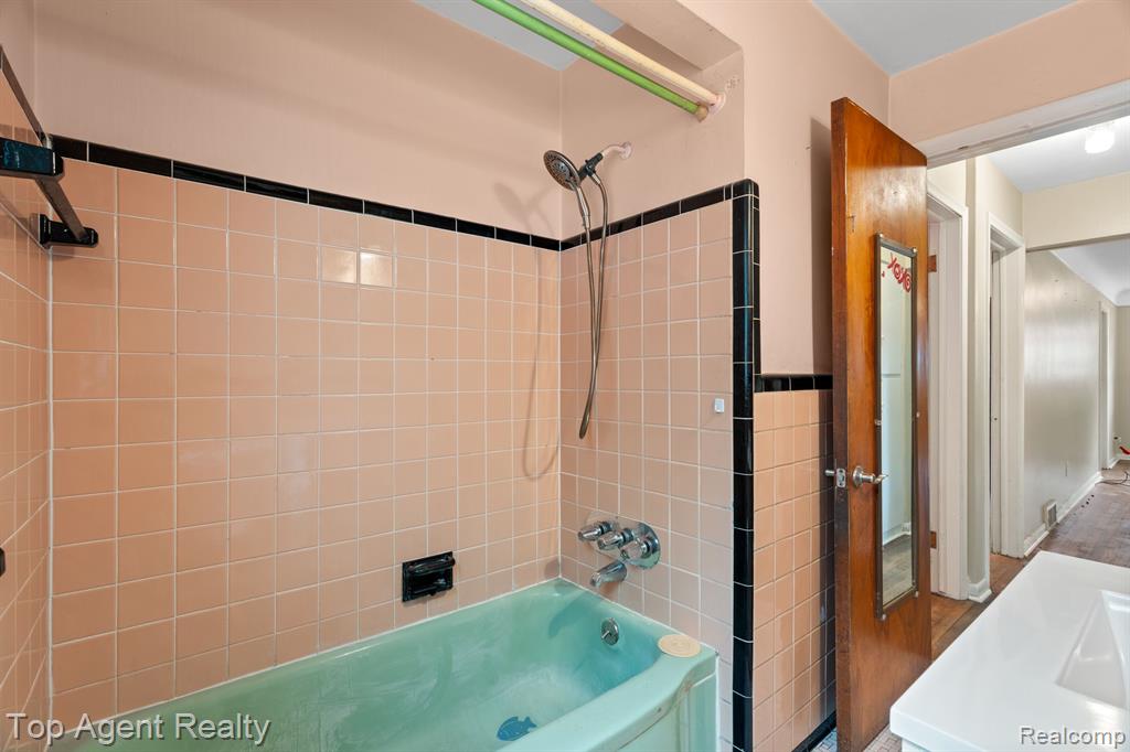 9319 MERRIMAN Road, Livonia, MI 48150 — Photo 17